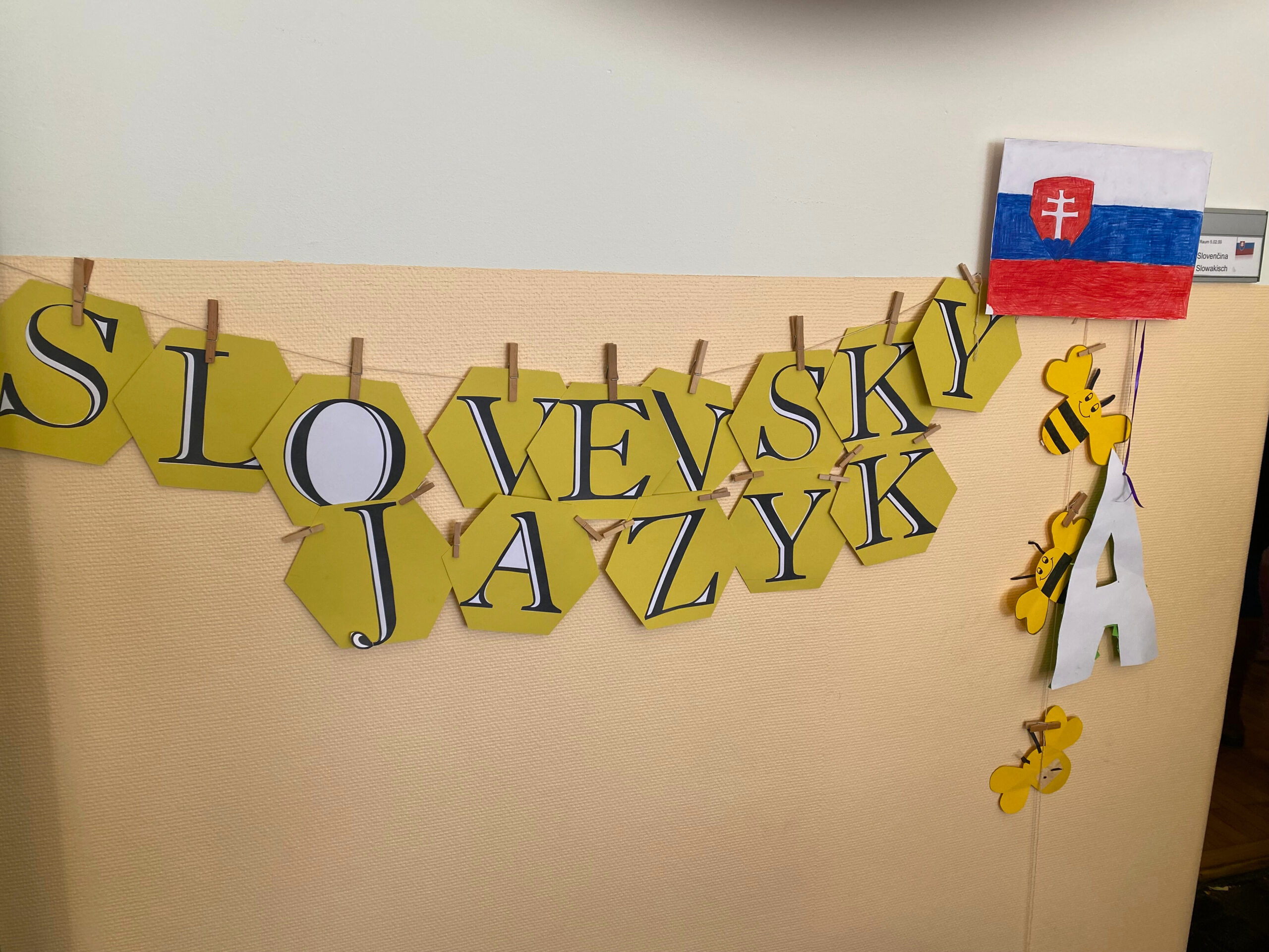 Ozdoba pred vstupom do slovenskej triedy na škole Komensky