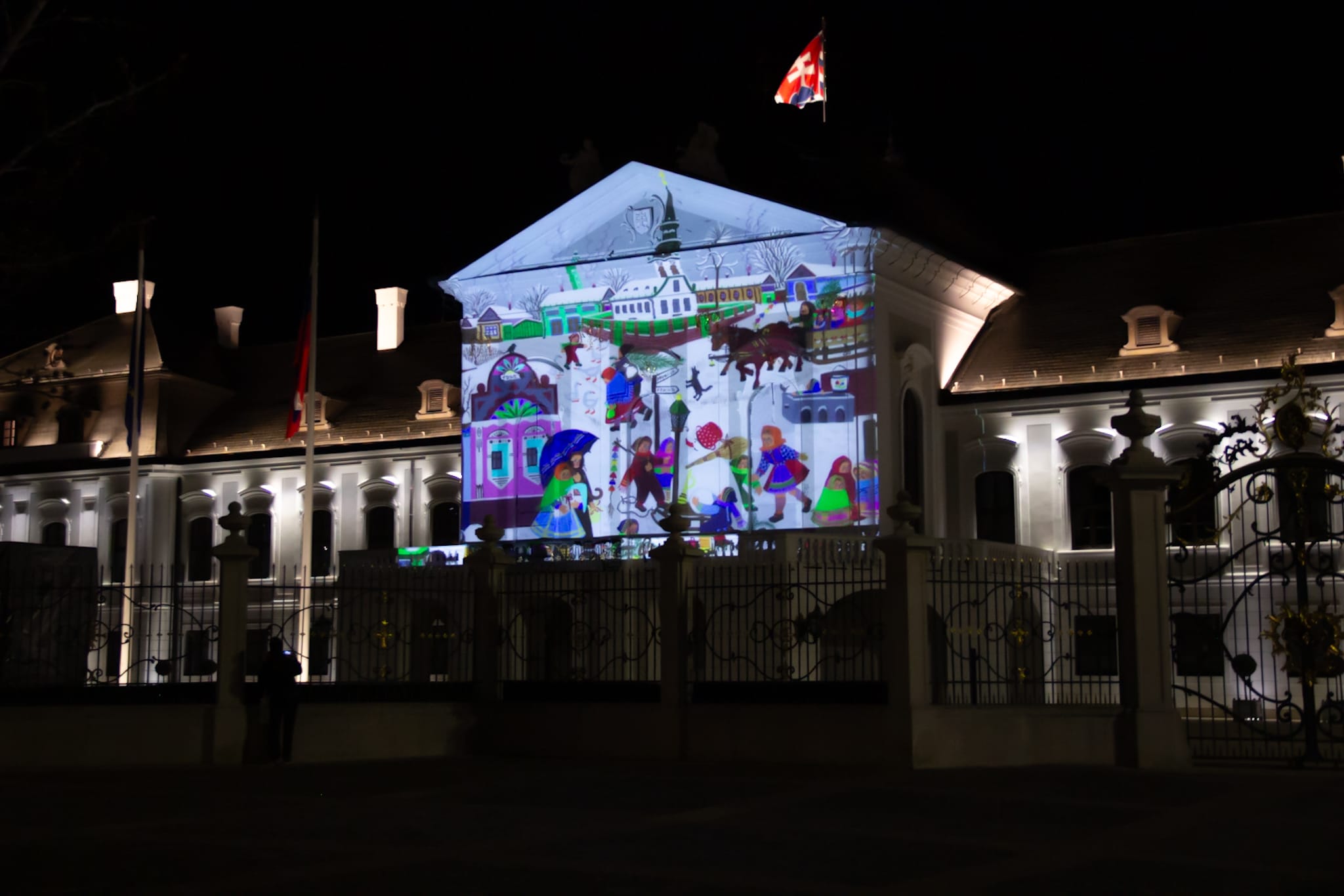 osvetlený prezidentský palác, projekcia diel kovačickej insity.