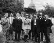 Štefánik v skupine politických spolupracovníkov vo Washingtone v roku 1917, čiernobiela fotografia