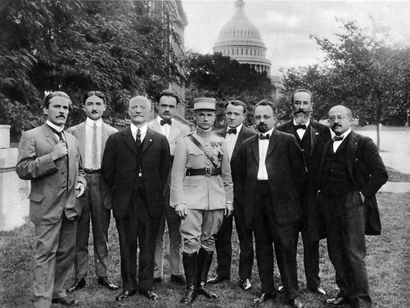Štefánik v skupine politických spolupracovníkov vo Washingtone v roku 1917, čiernobiela fotografia