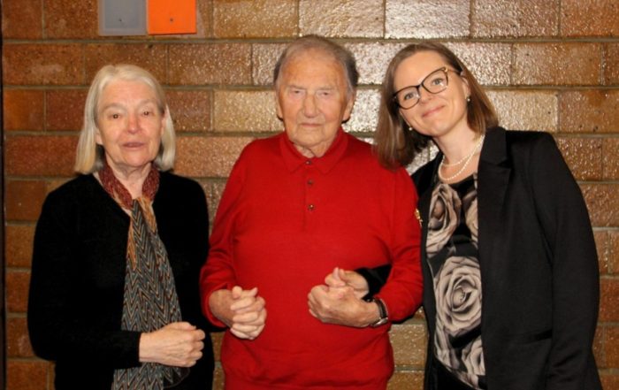 Prof. Jelínek v súčasnosti, spolu s redaktorkami rádia Devín, stojace postavy, Mikuláš Jelínek v strede