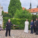 Pri soche Panny Márie z Exilu v komplexe Strahovského kláštora; socha, predsedníčka