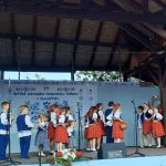 účastníci prehliadky, ľudia v krojoch