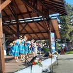 účastníci prehliadky, ľudia v krojoch