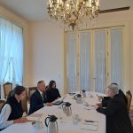 Stretnutie na Ministerstve zahraničných vecí ČR; rokujúci za stolom