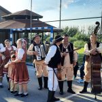 účastníci prehliadky, ľudia v krojoch