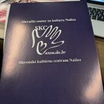 Dosky s logom Slovenského kultúrneho centra Našice