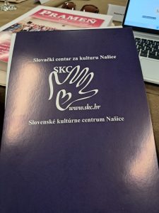 Dosky s logom Slovenského kultúrneho centra Našice