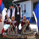 Účastníci na pódiu v krojoch