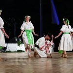 Účastníci na pódiu v krojoch