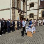 Podujatie, pedagogovia, hostia a ziaci na nadvori lycea