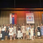 Všetci ocenení v krajanskej kategórii aj s doprovodom stoja na podiu