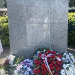Vence, medzi nimi veniec ÚSŽZ, umelé červené ruže