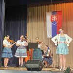 ocenená dievcina spieva na podiu s ludovou hudbou ako sucast kultúrneho programu