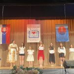 Víťazi hlavnej ceny vo všetkých kategoriach stoja na pódiu, deti