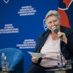 Predsedníčka diskutuje - žena seidaca v kresle s mikrofónom