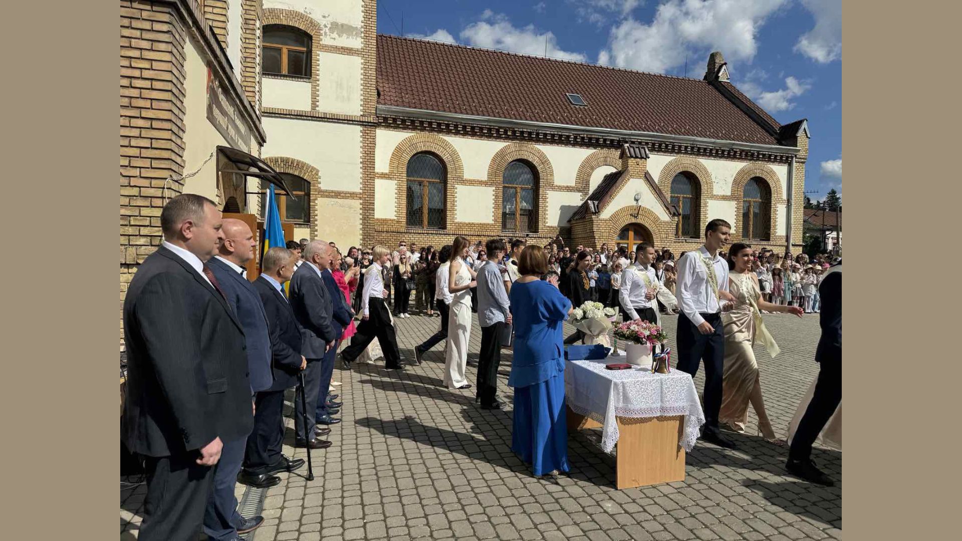 Podujatie, pedagogovia, hostia a ziaci na nadvori lycea