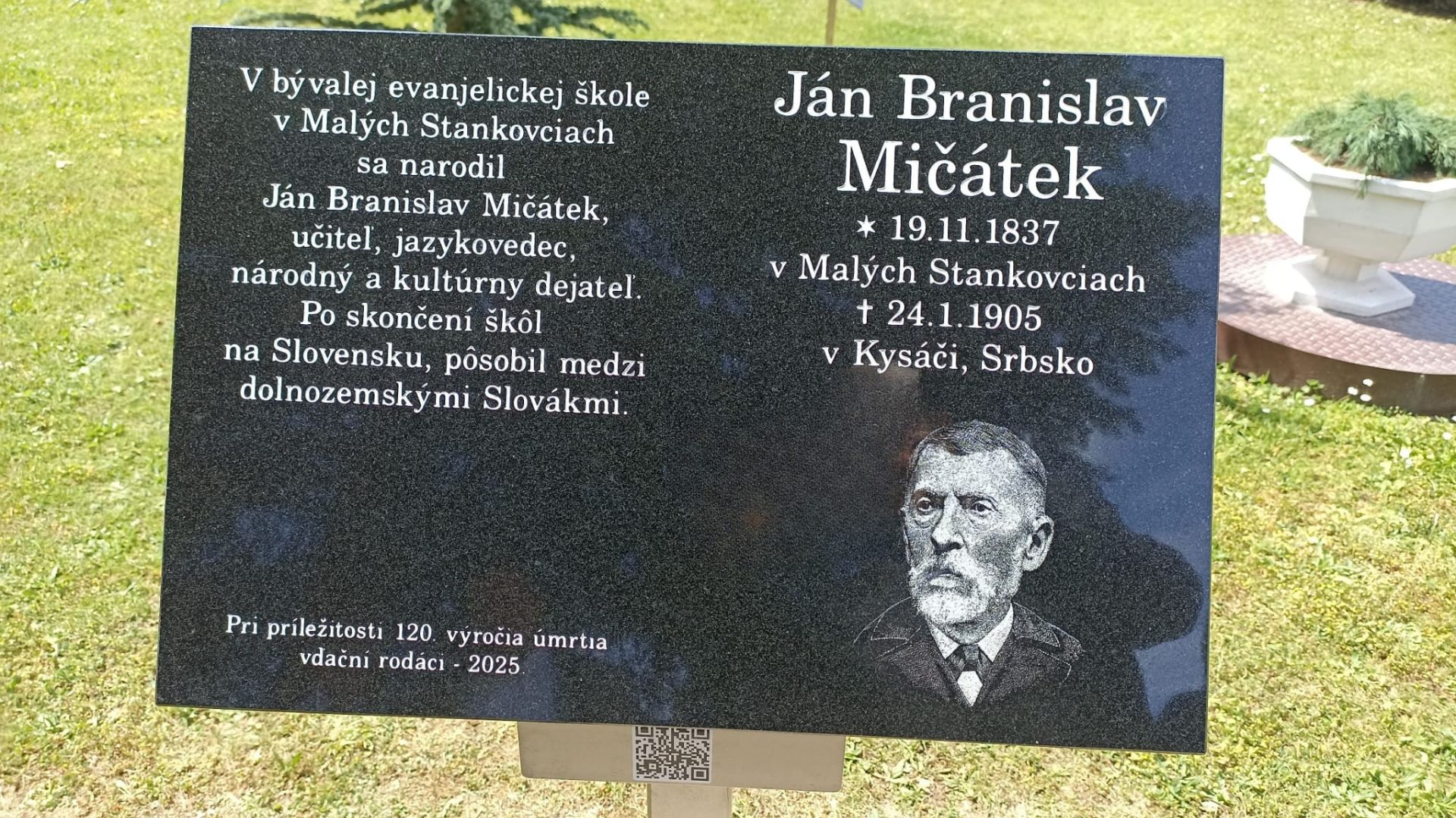 pamätná tabuľa, cierny lesklý kameň, podobizeň Mičátka