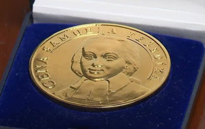 medaila v obale, zlata farba, vyobrazený Tešedík