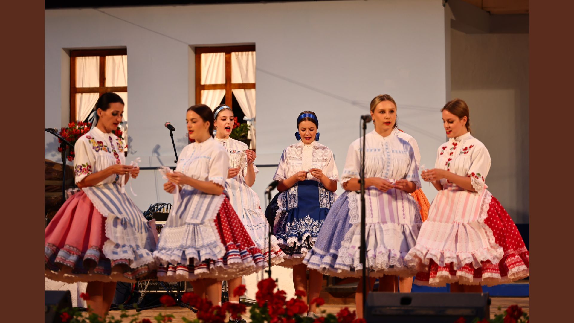 Vystupujúce dievčatá v krojoch