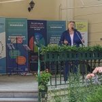 predsedníčka má príhovor, žena pri mikrofóne, exteriér