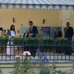 odozdávanie vysvedčení, veľvyslanec a študentka s diplomom
