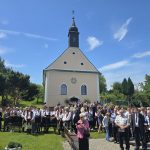 dav účastníkov vonku pred kostolom