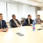rokovanie, interiér, ludia pri stole