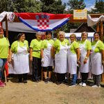Tímy krajanského dvora, exteriér, stánky, skupinová foto