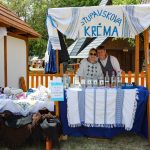 Tímy krajanského dvora, exteriér, stánky, skupinová foto