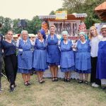 Tímy krajanského dvora, exteriér, stánky, skupinová foto