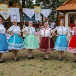 Tímy krajanského dvora, exteriér, stánky, skupinová foto