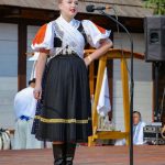 Krajanský dvor, exteriér, ľudia, stánky, vystúpenia