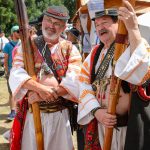 Krajanský dvor, exteriér, ľudia, stánky, vystúpenia