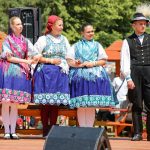 Krajanský dvor, exteriér, ľudia, stánky, vystúpenia