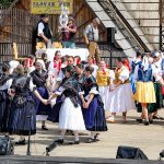 Krajanská nedeľa, exteriér, skupiny, tance, kroje