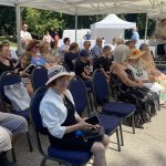 účastníci programu, exteriér, park