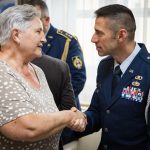 predsednicka uszz na podujatí - podáva si ruku s pánom v uniforme