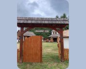 pootvorené dvere na krajanskom dvore, exteriér, prípravy