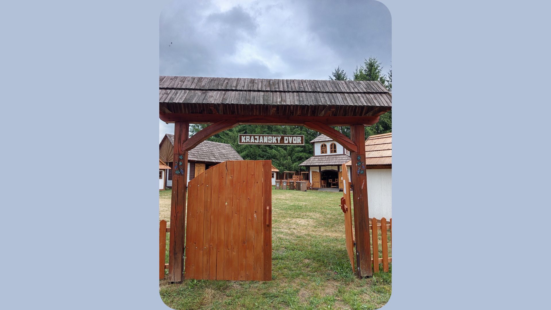 pootvorené dvere na krajanskom dvore, exteriér, prípravy