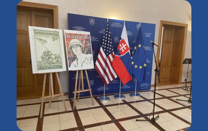 Výstava - známka a vedla nej tri zastavy - USA, SR a EÚ