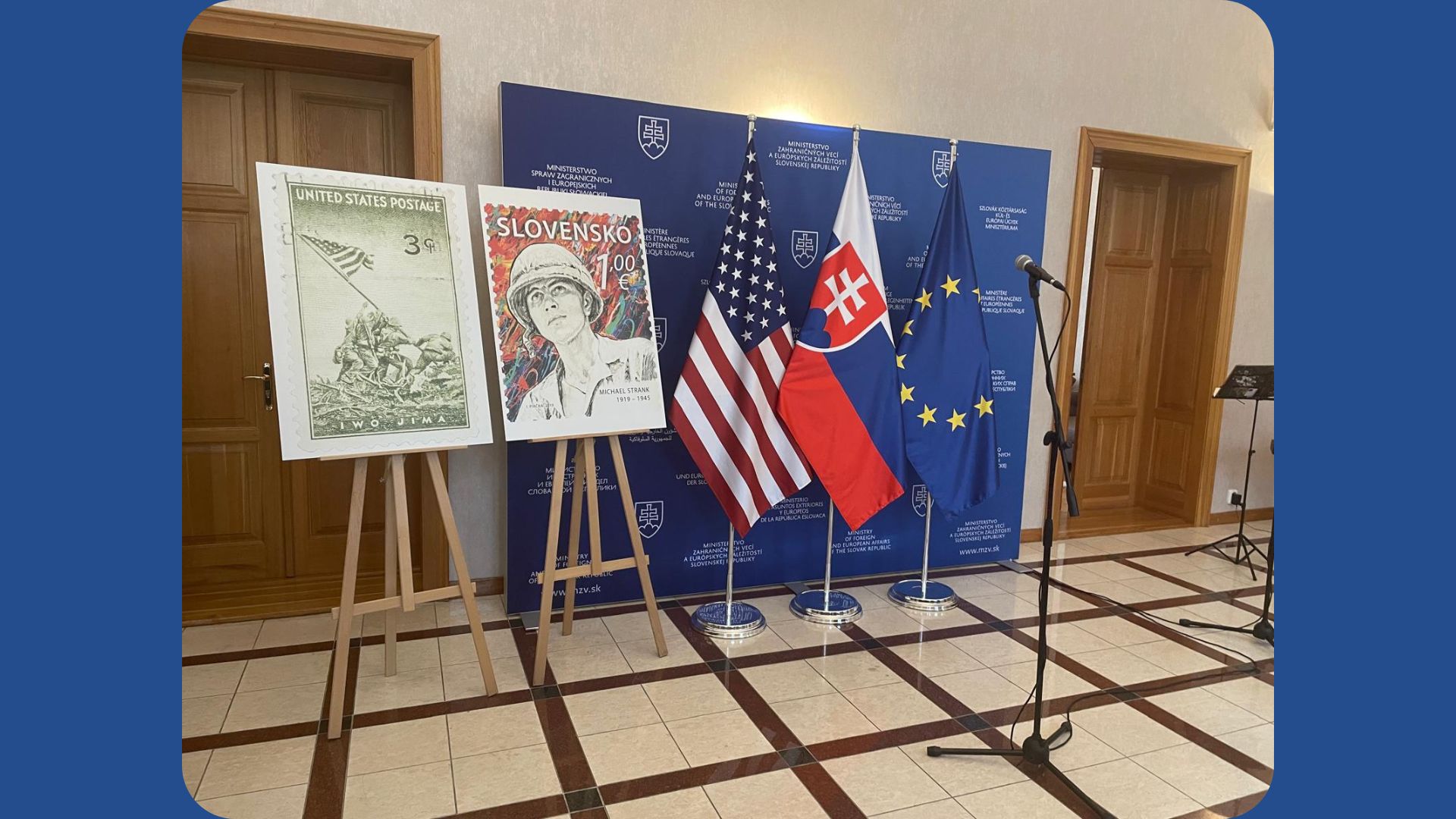 Výstava - známka a vedla nej tri zastavy - USA, SR a EÚ