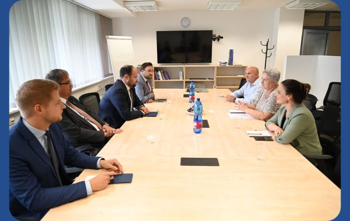 rokovanie, interiér, ludia pri stole