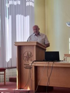 Podpredseda uszz za rečníckym pultom