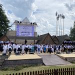 účinkujúci v krojoch na javisku