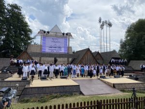 účinkujúci v krojoch na javisku