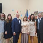 účastníci otvorenia, skupinová foto, interiér