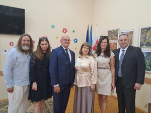 účastníci otvorenia, skupinová foto, interiér