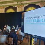 Účastníci v priestoroch zámku - panelová diskusia