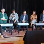 Účastníci v priestoroch zámku - panelová diskusia